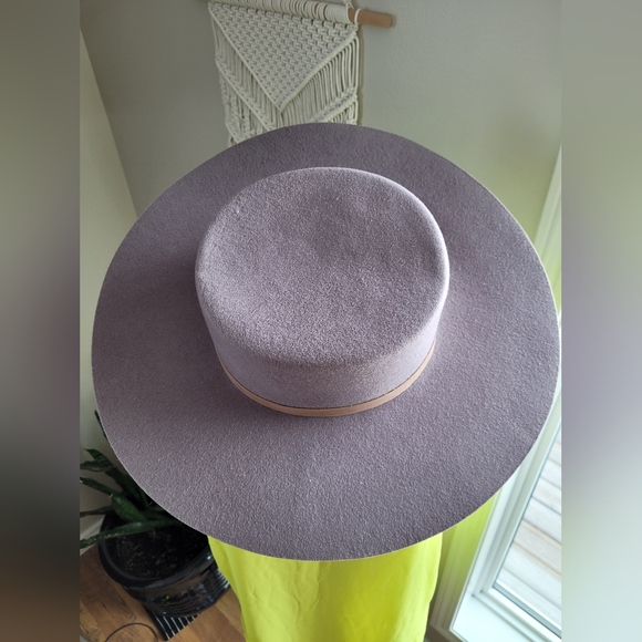 Olive & Pique hat with adjustable sizing - Picture 2 of 6